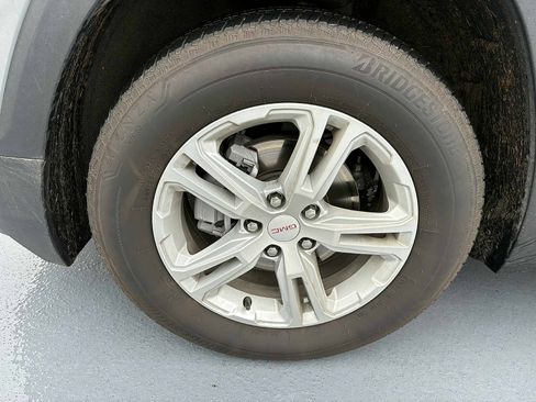 Used 2024 GMC Terrain SLE image 2
