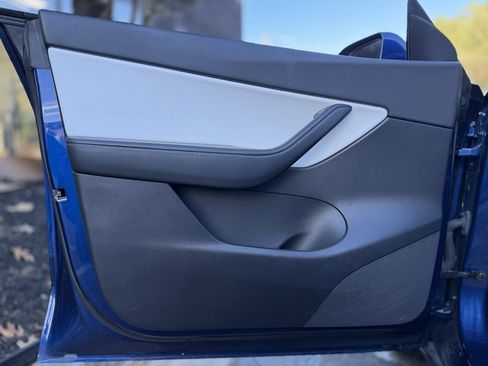 Used 2022 Tesla Model Y Long Range image 27