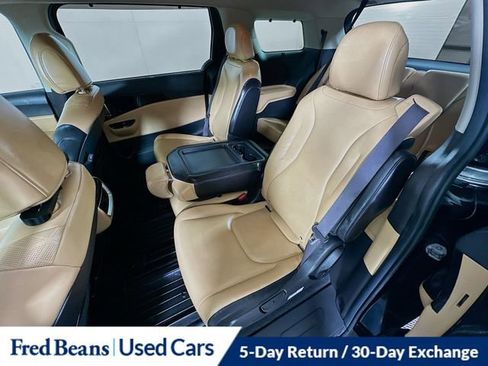Used 2022 Kia Carnival EX image 25