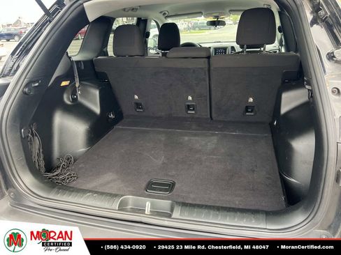 Used 2019 Jeep Cherokee Latitude w/ Popular Appearance Group AWD/4WD image 11