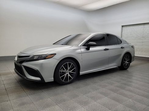 Used 2022 Toyota Camry SE image 2