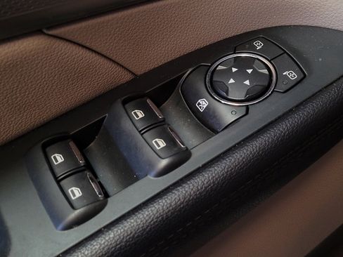 Used 2018 Ford Explorer XLT image 27