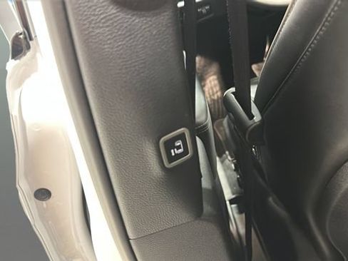 Used 2025 Chrysler Pacifica Limited FWD image 27