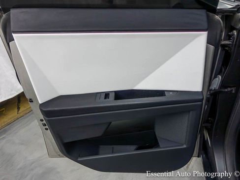 Used 2024 Tesla Cybertruck AWD Crew Cab image 39