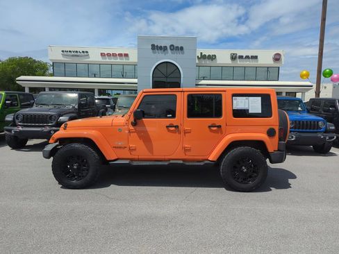 Used 2013 Jeep Wrangler Unlimited Sahara w/ Dual Top Group image 4