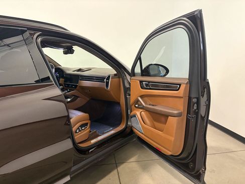 Used 2021 Porsche Cayenne Turbo AWD/4WD image 47
