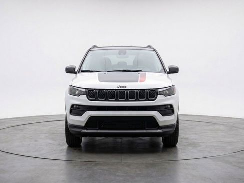 Used 2025 Jeep Compass Trailhawk image 2