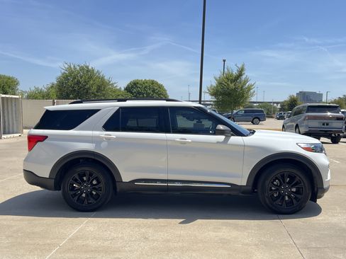 Used 2022 Ford Explorer XLT w/ Equipment Group 202A RWD image 10