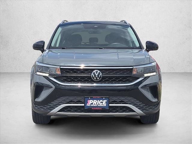 Used 2023 Volkswagen Taos SE w/ Panoramic Sunroof Package FWD image 2