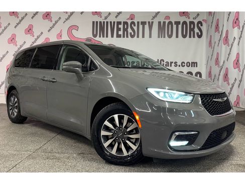 Used 2022 Chrysler Pacifica Touring-L w/ Uconnect Theater Family Group image 2