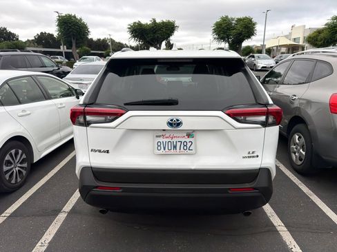 Used 2021 Toyota RAV4 LE AWD/4WD image 4