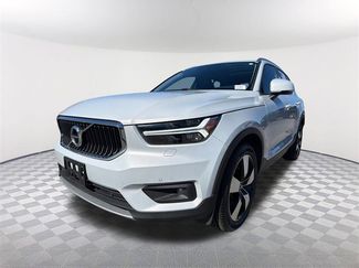 Used 2021 Volvo XC40 T4 Momentum video 1