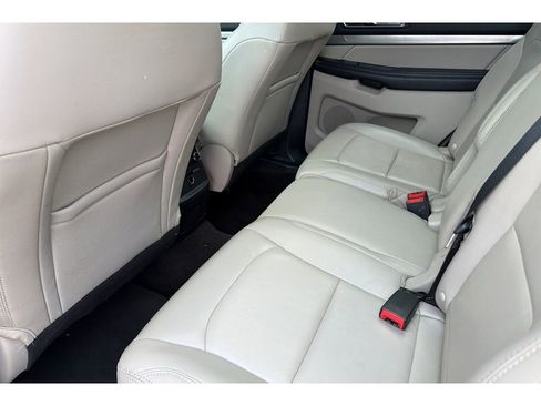 Used 2018 Ford Explorer XLT w/ Equipment Group 202A AWD/4WD image 14