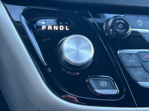 Used 2023 Chrysler Voyager LX image 22