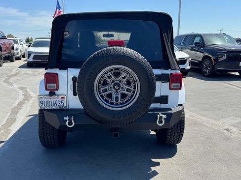 Used 2016 Jeep Wrangler Unlimited Sahara w/ Connectivity Group AWD/4WD image 3