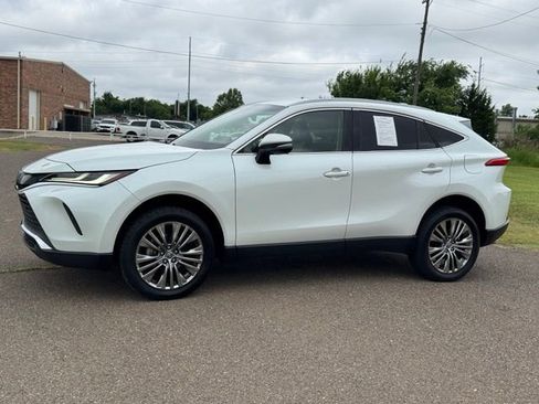 Used 2023 Toyota Venza XLE AWD/4WD image 3
