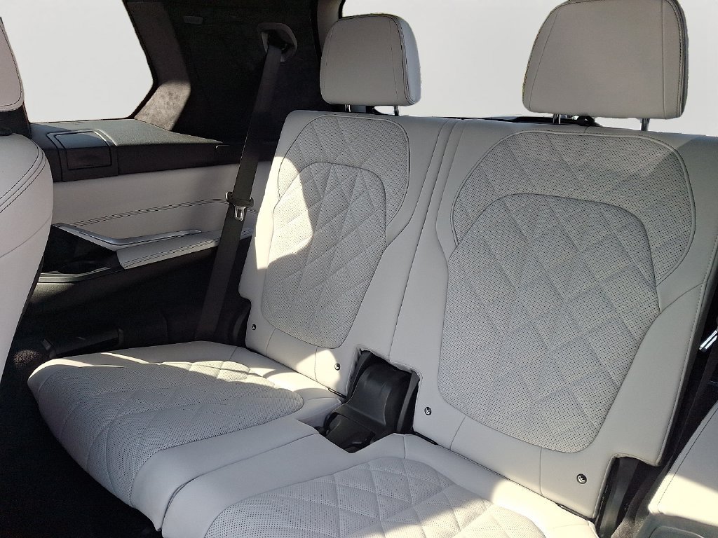 Used 2024 BMW X7 xDrive40i w/ M Sport Package AWD/4WD image 11