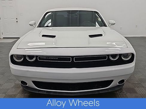 Used 2015 Dodge Challenger SXT image 4