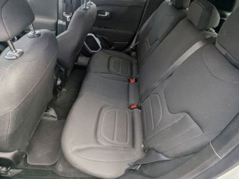 Used 2018 Jeep Renegade Latitude image 18