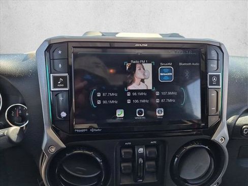 Used 2017 Jeep Wrangler Unlimited Rubicon AWD/4WD image 12