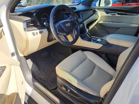 Used 2017 Cadillac XT5 FWD image 2