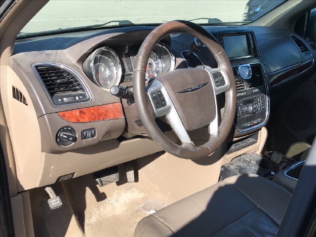 Used 2016 Chrysler Town & Country Touring FWD image 4