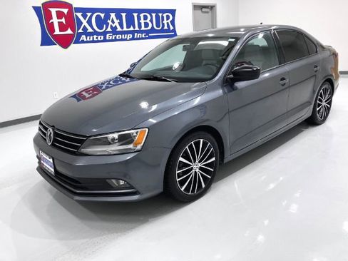 Used 2016 Volkswagen Jetta Sport image 4