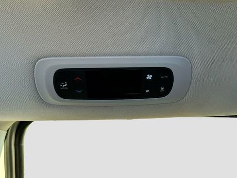 Used 2024 Chrysler Pacifica Touring-L image 23