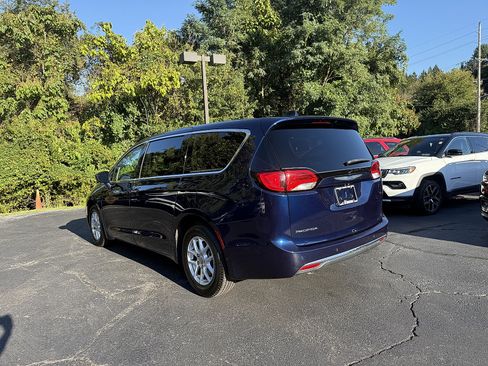 Used 2020 Chrysler Pacifica Touring FWD image 4