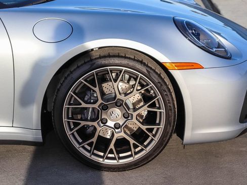 Used 2022 Porsche 911 Carrera RWD image 10