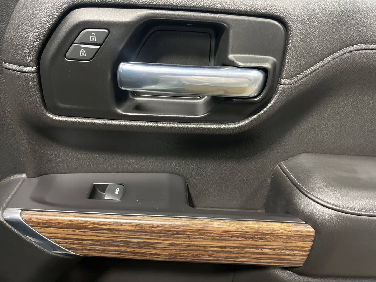 Used 2019 Chevrolet Silverado 1500 High Country w/ Technology Package AWD/4WD image 14
