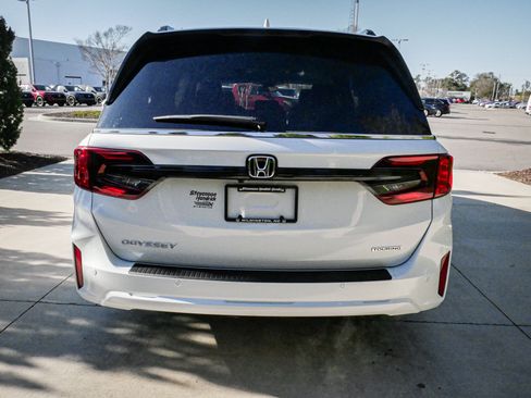 New 2026 Honda Odyssey Touring image 9