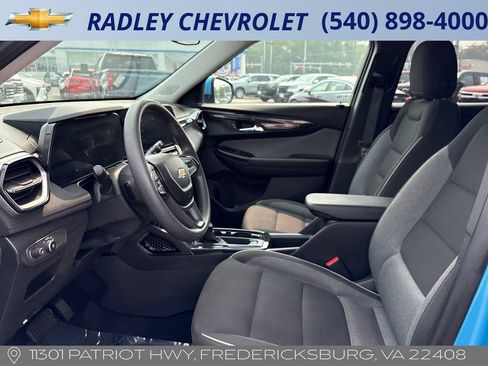 Used 2025 Chevrolet TrailBlazer LT AWD/4WD image 3