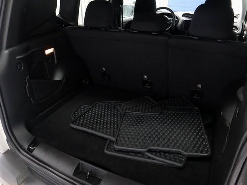 Used 2023 Jeep Renegade Latitude image 13