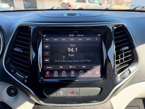 Used 2019 Jeep Cherokee Limited image 26