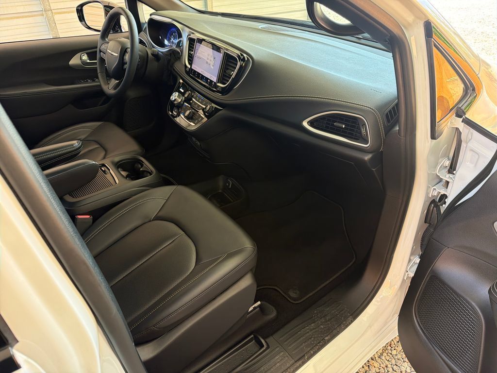 Used 2024 Chrysler Pacifica Touring-L w/ S Appearance Package FWD image 27