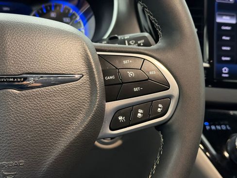 Used 2024 Chrysler Pacifica Touring-L image 23