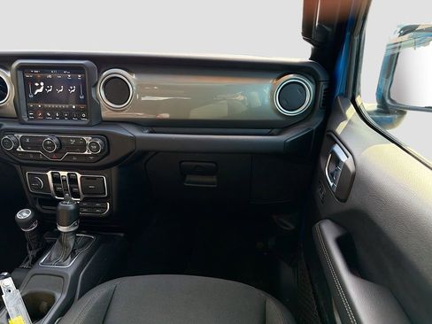 Used 2022 Jeep Wrangler Unlimited Sahara AWD/4WD image 17