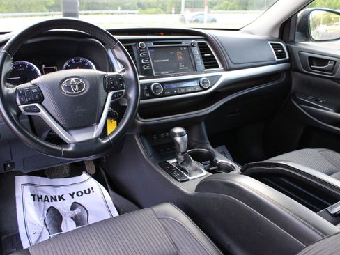 Used 2018 Toyota Highlander Plus w/ Carpet Mat Package (TMS) AWD/4WD image 20