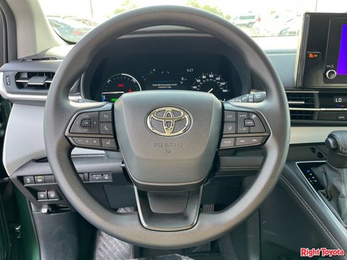 Certified 2026 Toyota Sienna LE FWD image 22