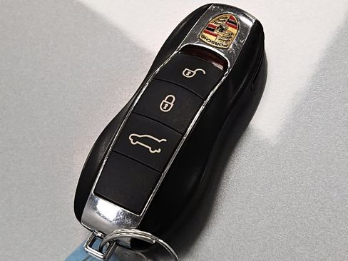 Used 2018 Porsche Cayenne Platinum Edition image 41