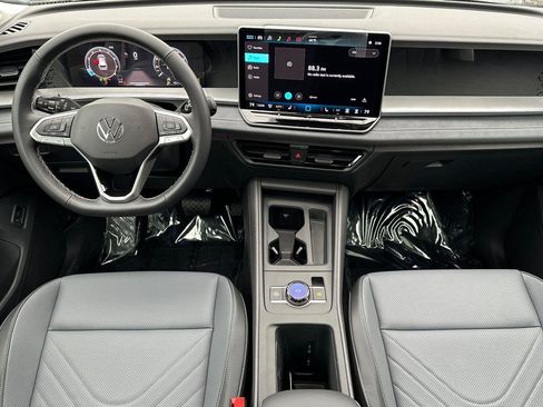 New 2026 Volkswagen Tiguan SE image 12