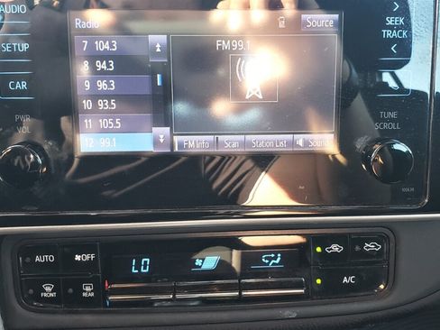 Used 2018 Toyota Corolla LE FWD image 13