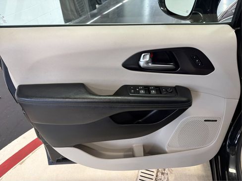 Used 2020 Chrysler Pacifica Limited w/ Advanced Safetytec Group FWD image 24