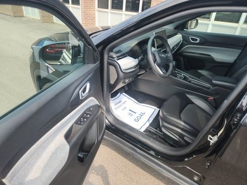 Used 2024 Jeep Compass Latitude image 10