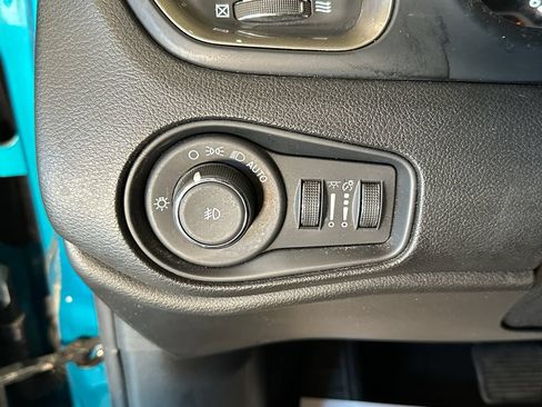 Used 2022 Jeep Renegade Latitude AWD/4WD image 18
