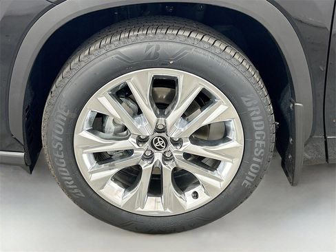 New 2025 Toyota Highlander Limited image 30