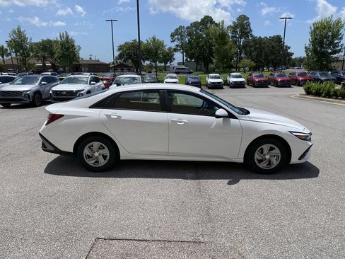 New 2026 Hyundai Elantra SE FWD image 9