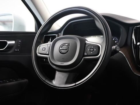 Used 2021 Volvo XC60 T6 Momentum image 39