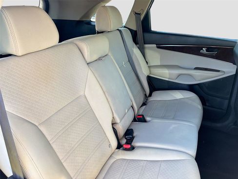 Used 2017 Kia Sorento LX w/ LX Convenience Package image 28